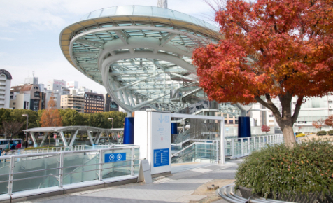 水の宇宙船を見上げながら休憩できるベンチ